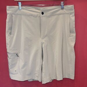Magellan Outdoors fish gear flex shorts size Medium